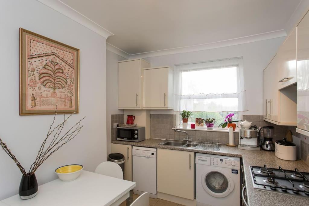 Apartment 2 Bed Flat Near Westfield, West