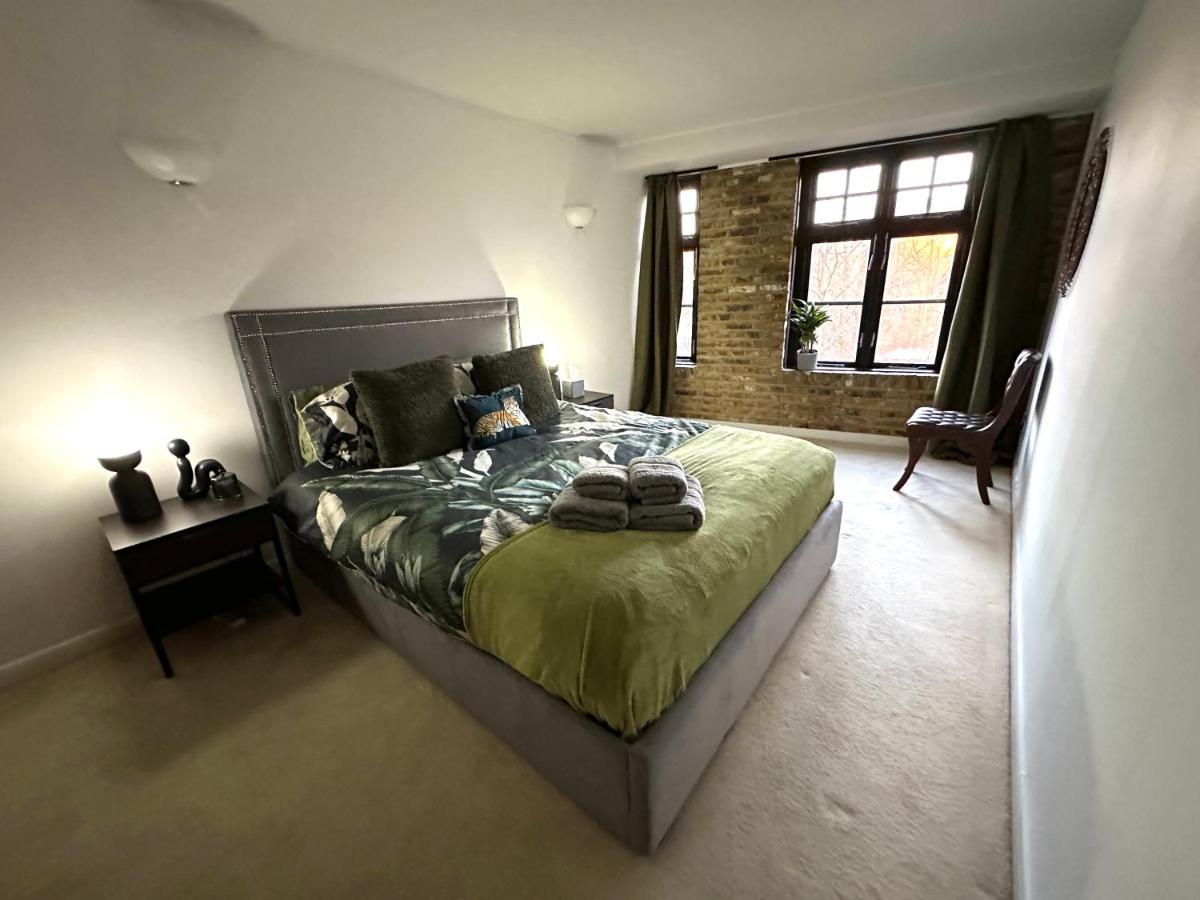 Deluxe Penthouse Riverside View 2 Bedroom Flat With Lift - Old Industrial Factory Warehouse *