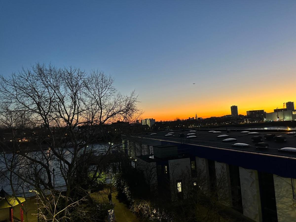 Deluxe Penthouse Riverside View 2 Bedroom Flat With Lift - Old Industrial Factory Warehouse * London