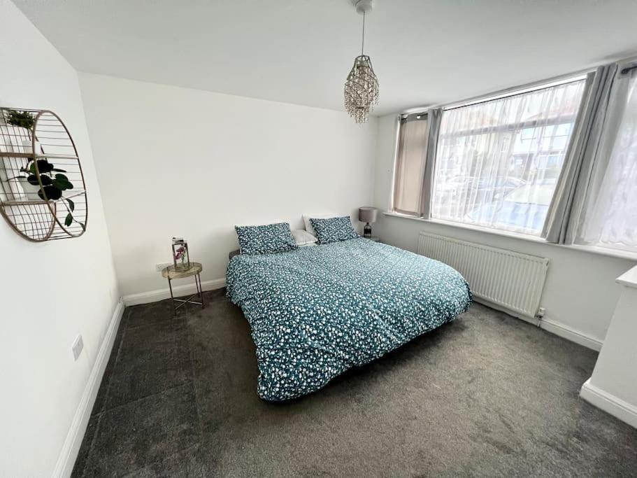 Сasa de vacaciones Modern 2 Bed Close To Mall With Parking & Garden Londres