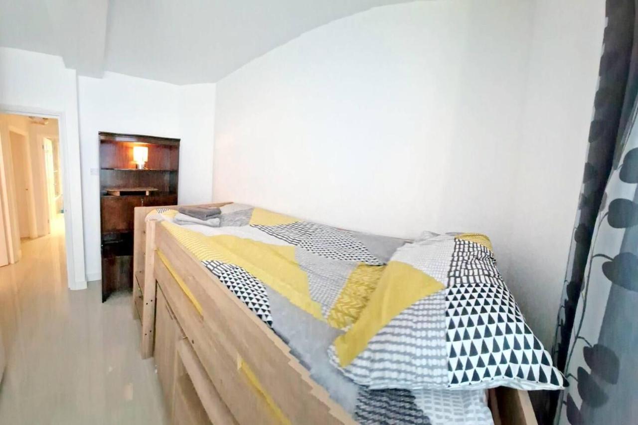 Modern 3-bed House In Surrey Quays Holiday home London