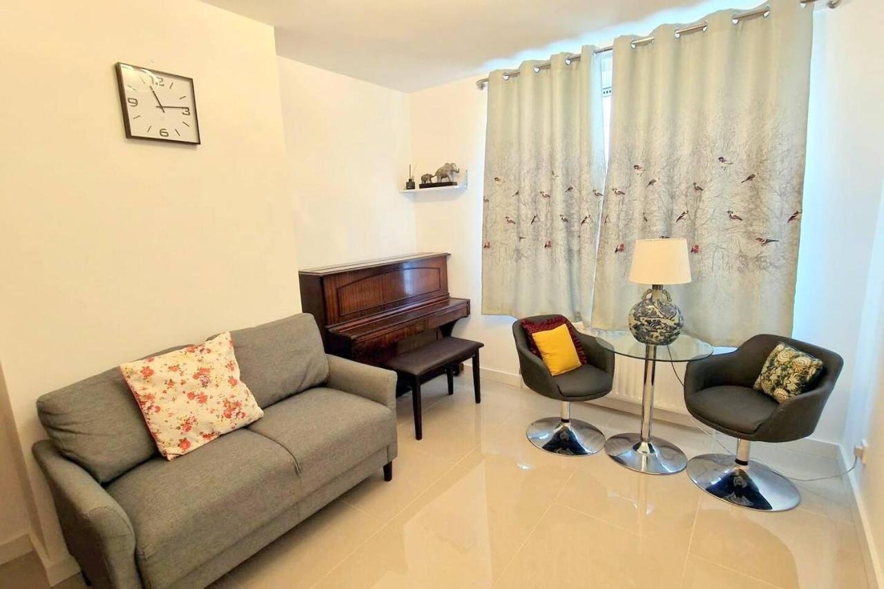 Modern 3-bed House In Surrey Quays Holiday home London