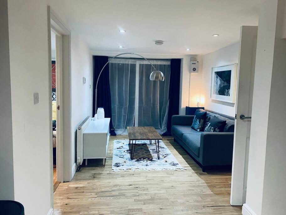 One Bedroom Near Dalston Station Apartment