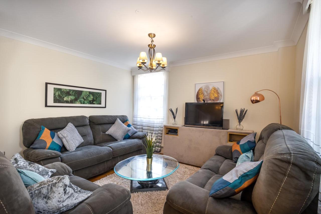 Stunning 3 Bed House With Garden
