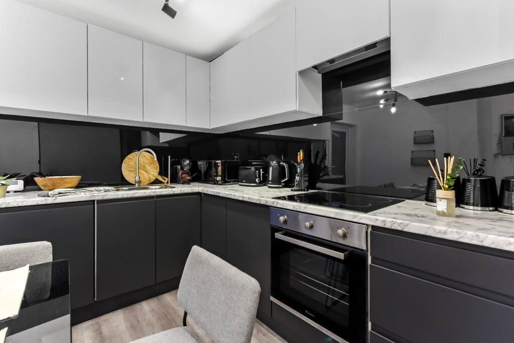 Hunky 3 Bedroom Flat In Hereward, London