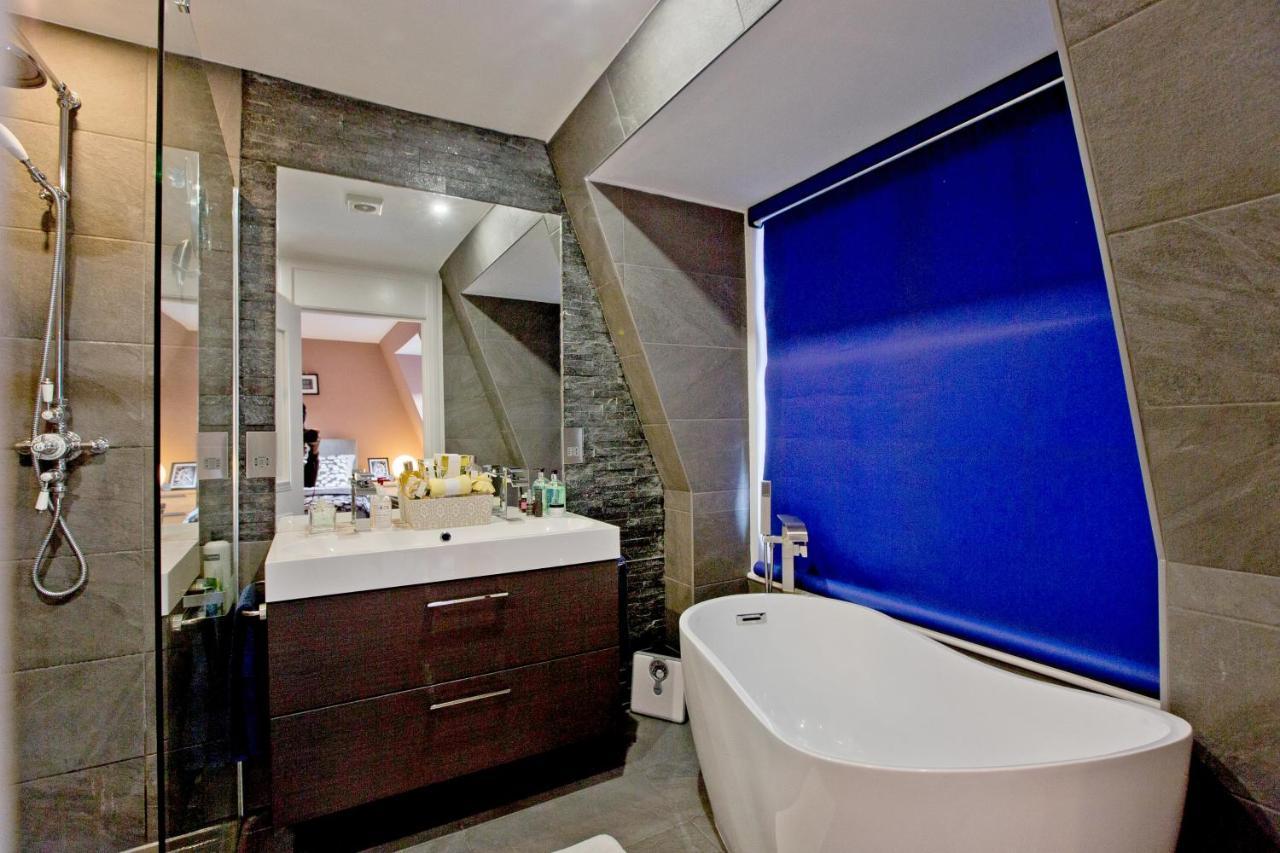 3 Bedroom Modern Mews House Londres