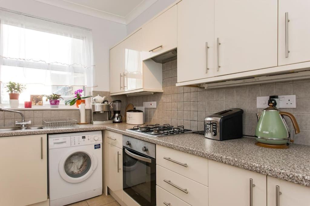 2 Bed Flat Near Westfield, West * London