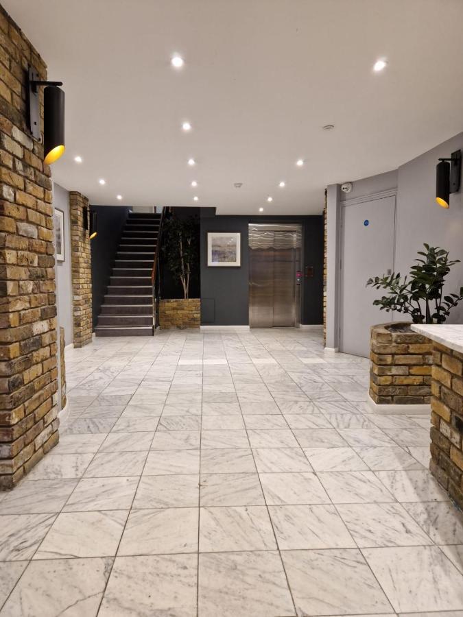Deluxe Penthouse Riverside View 2 Bedroom Flat With Lift - Old Industrial Factory Warehouse *