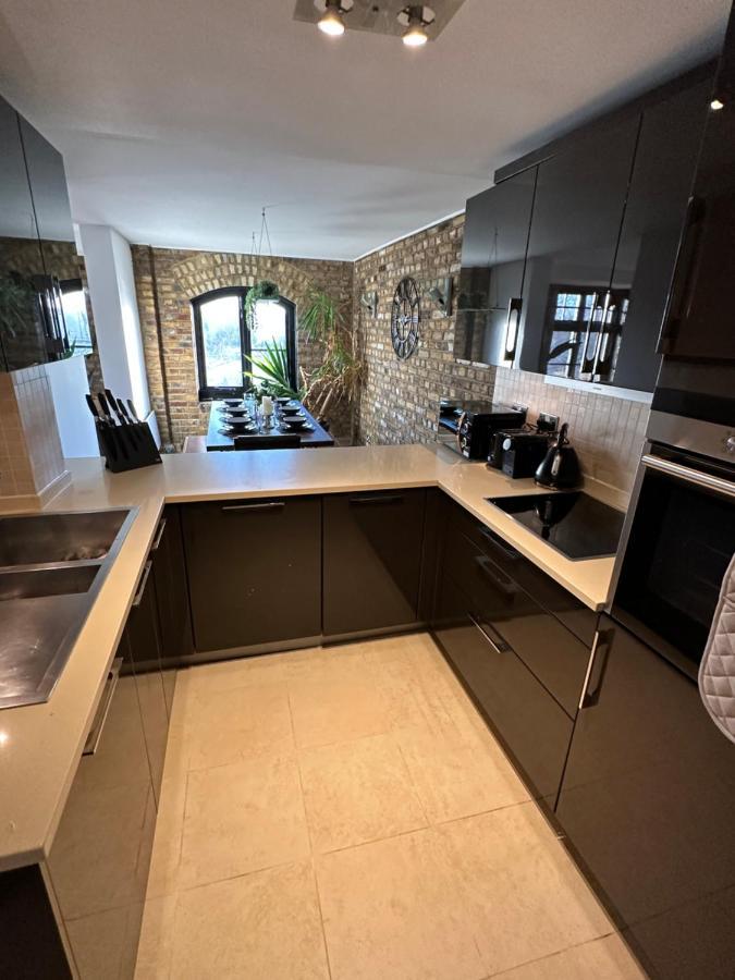 Deluxe Penthouse Riverside View 2 Bedroom Flat With Lift - Old Industrial Factory Warehouse London