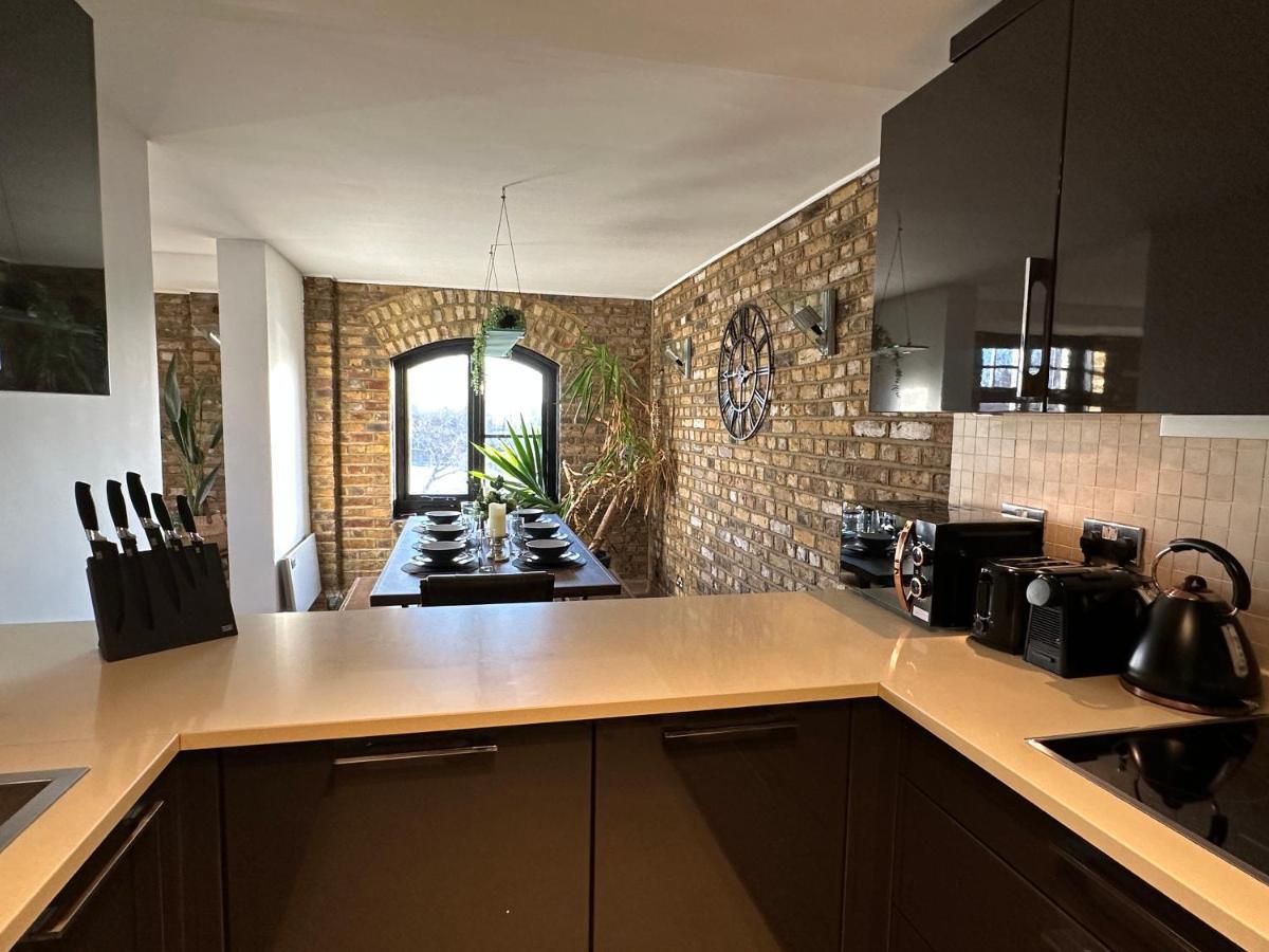 Deluxe Penthouse Riverside View 2 Bedroom Flat With Lift - Old Industrial Factory Warehouse Apartment London