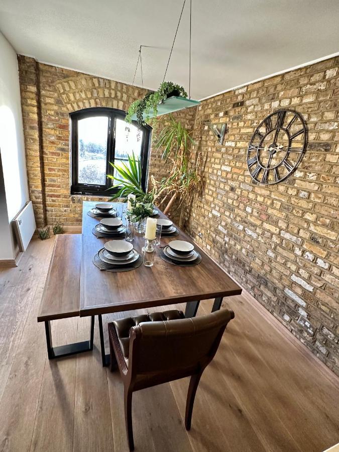 Deluxe Penthouse Riverside View 2 Bedroom Flat With Lift - Old Industrial Factory Warehouse London