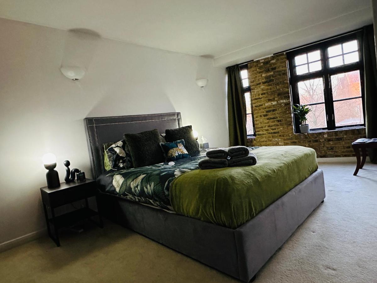Apartment Deluxe Penthouse Riverside View 2 Bedroom Flat With Lift - Old Industrial Factory Warehouse *