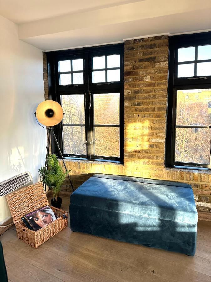 Deluxe Penthouse Riverside View 2 Bedroom Flat With Lift - Old Industrial Factory Warehouse Apartment London