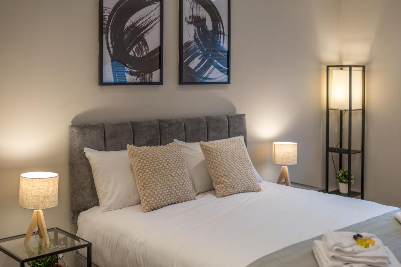 Westfield 2 Bedroom Near Notting Hill Apartment