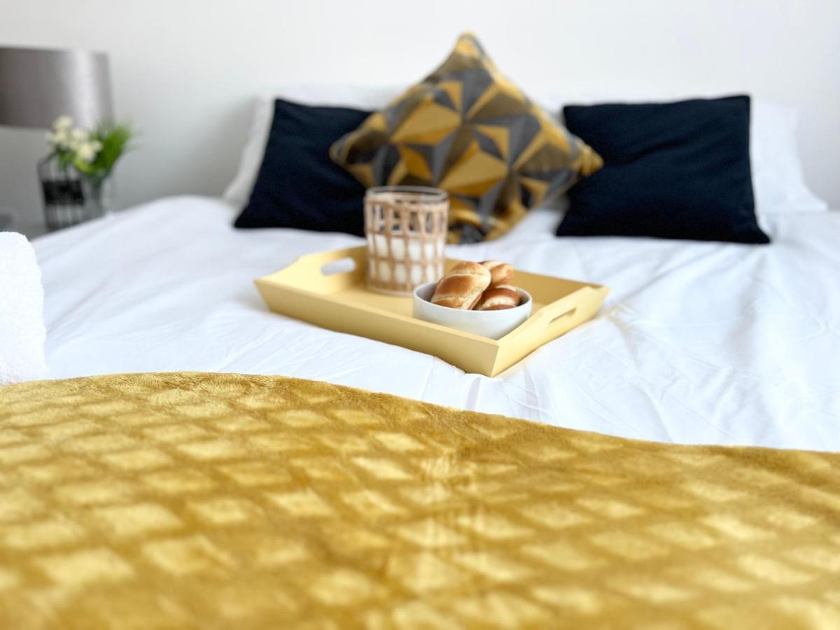 3 Cosy Homes Walking Distance To Mall With Parking Available To Book Separately 3 Bed House Or 1 Bed Or Vakantiehuis *