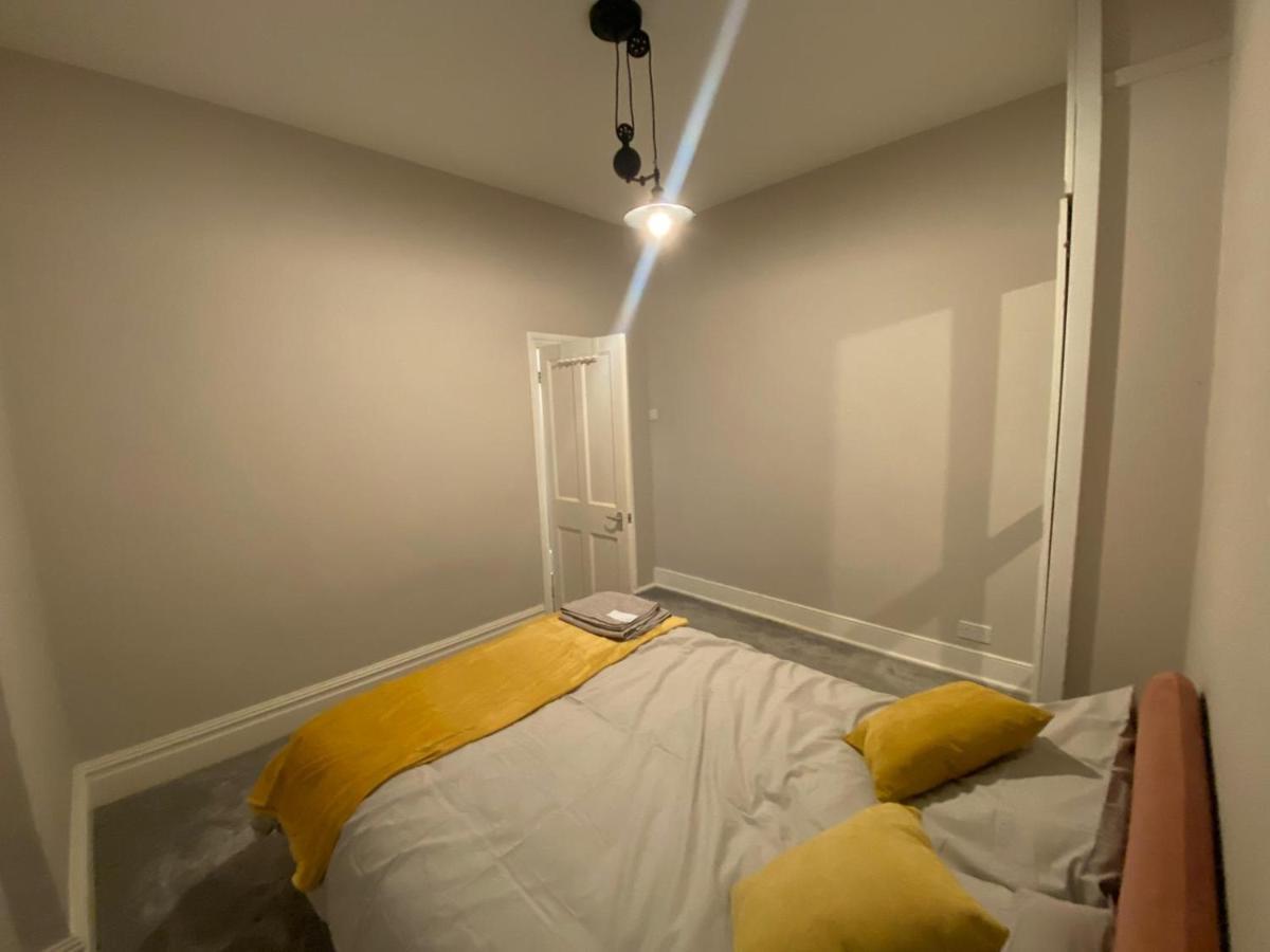 Apartment Spacious 2-bed London