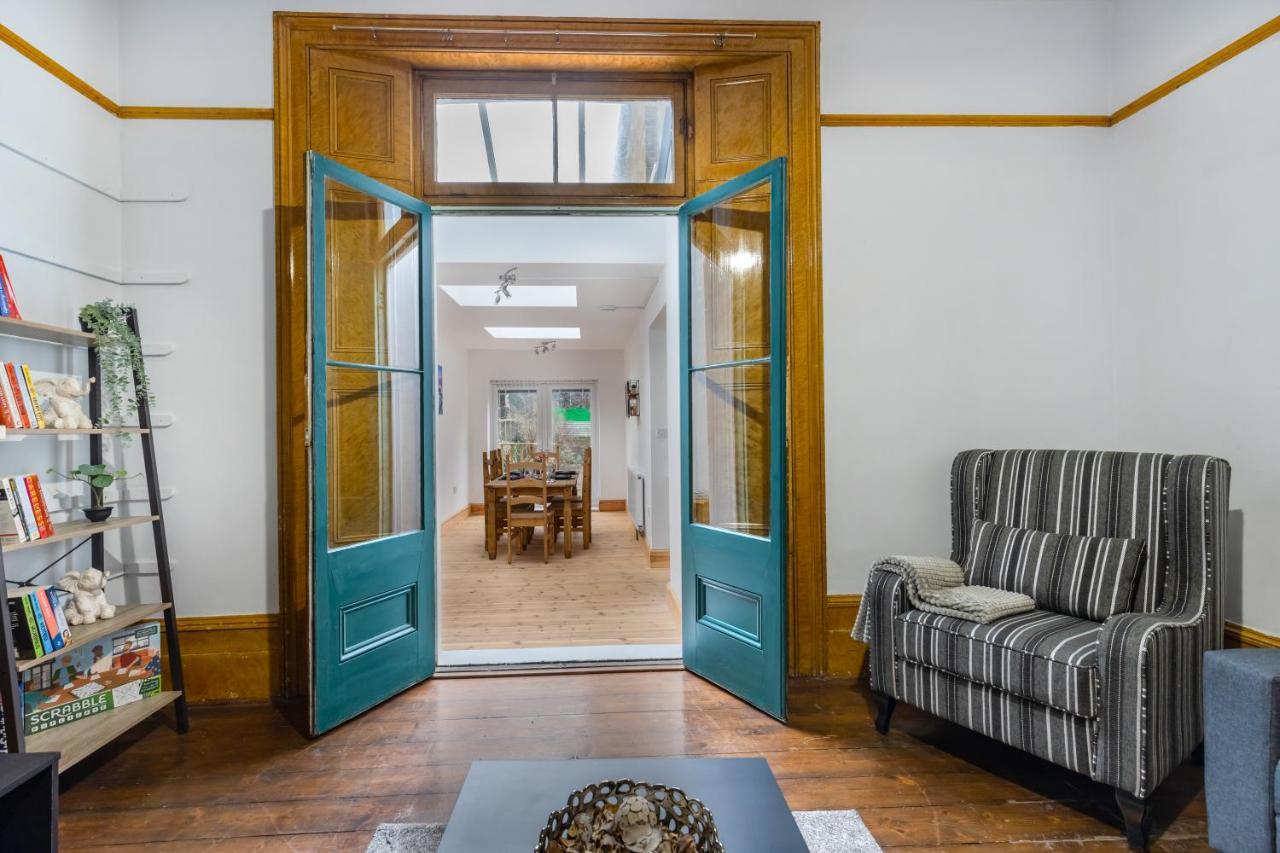 Spacious 5 Bedroom House With Garden + Parking - Amazing Location Holiday home London