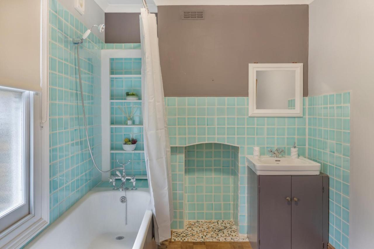 Spacious 5 Bedroom House With Garden + Parking - Amazing Location Holiday home London