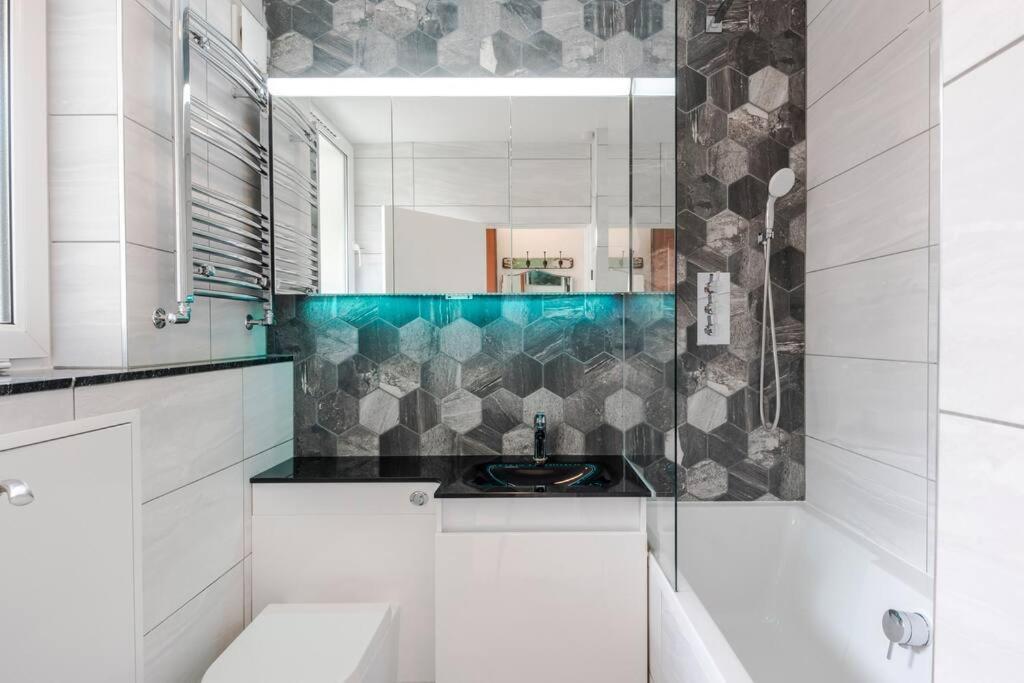 Appartement The Clarence, Central W/ Wifi Londen