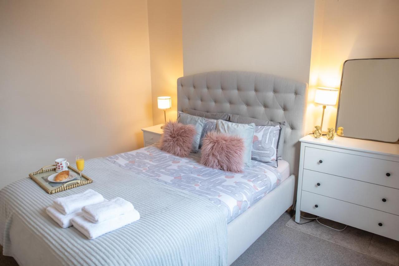 4 Bedroom Flat With High Speed Wi-fi In North Acton, Ealing, West Apartment