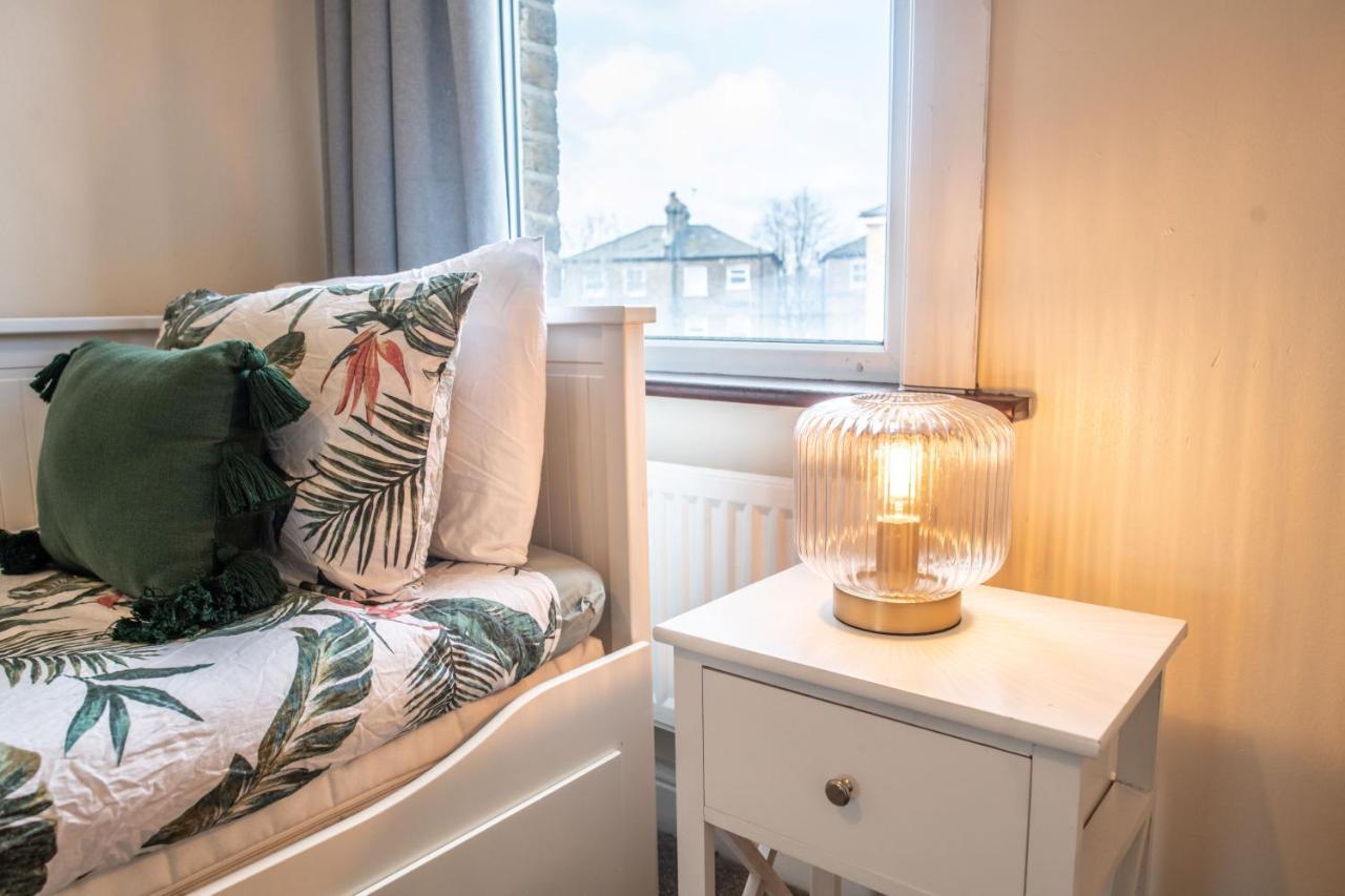 4 Bedroom Flat With High Speed Wi-fi In North Acton, Ealing, West Apartment