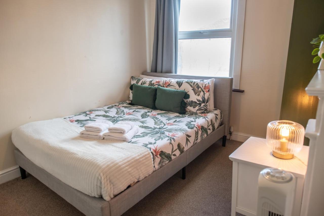4 Bedroom Flat With High Speed Wi-fi In North Acton, Ealing, West Apartment London