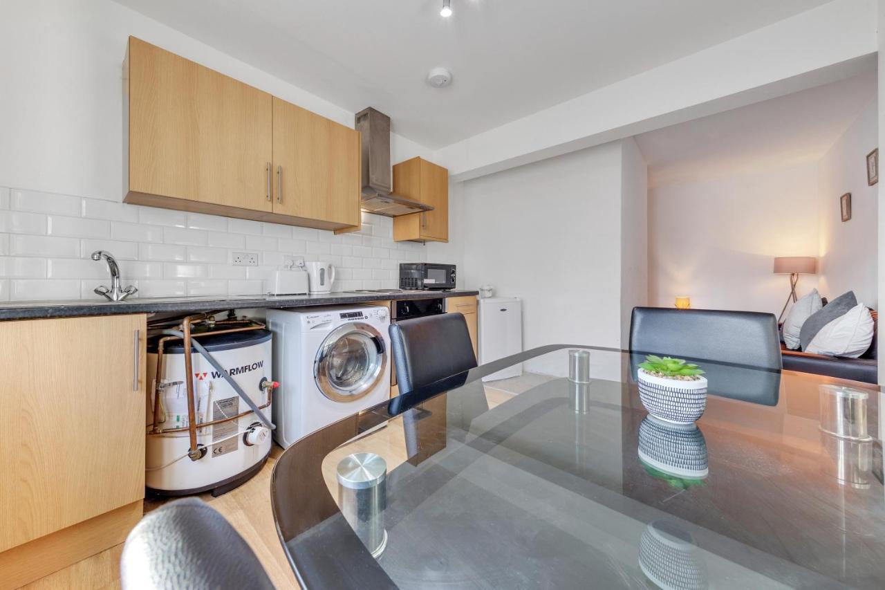 Cozy 1 Bed, Shepherds Bush * Londen
