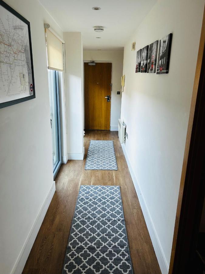 Spacious 3-bed 3-bath Luxury With Balcony Hyde Park Apartment