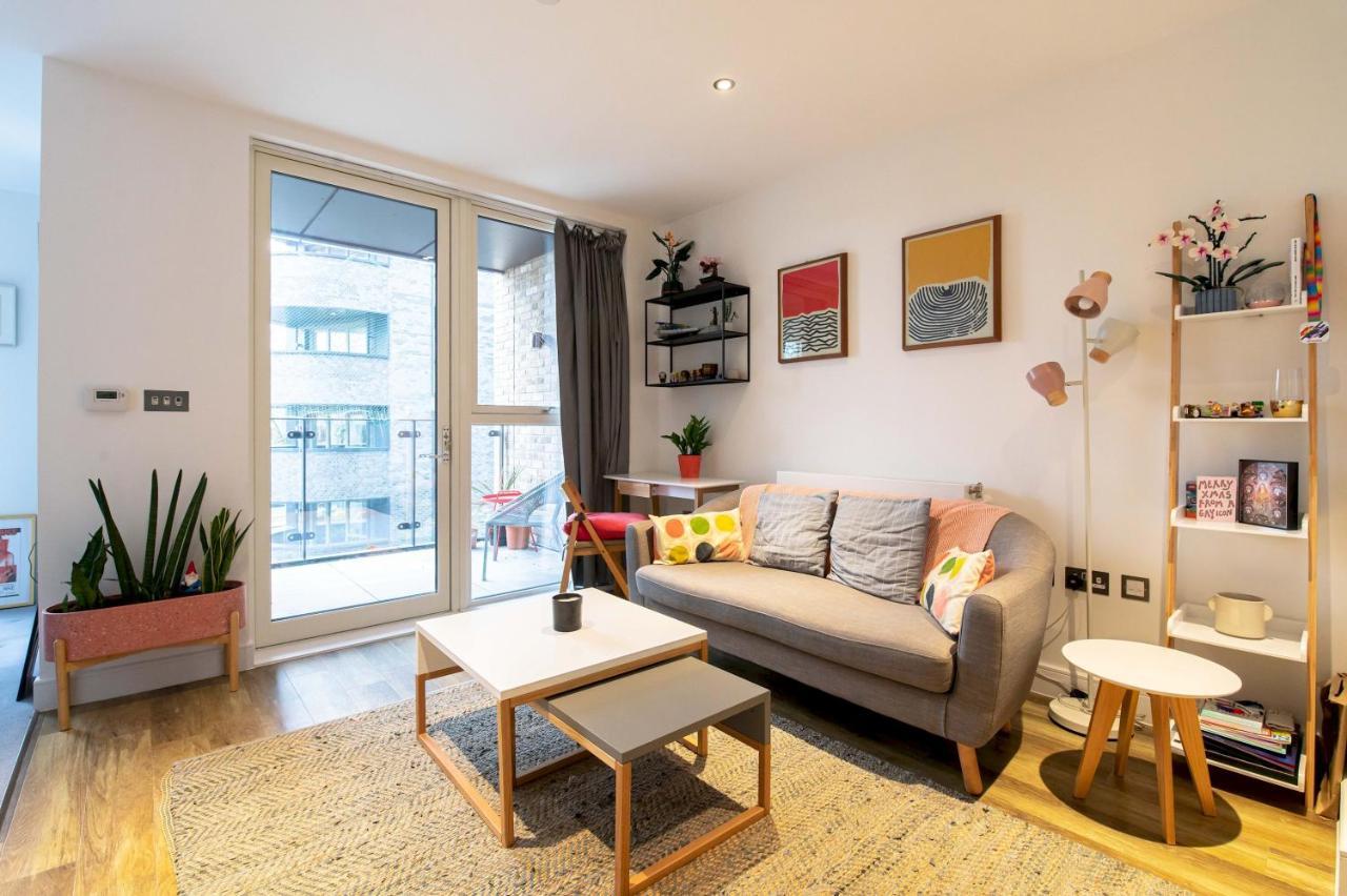 Apartment Modern, Light-filled In Trendy North