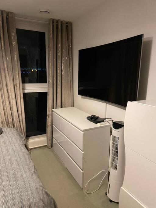 1 Bedroom Royal Docks Apartment London