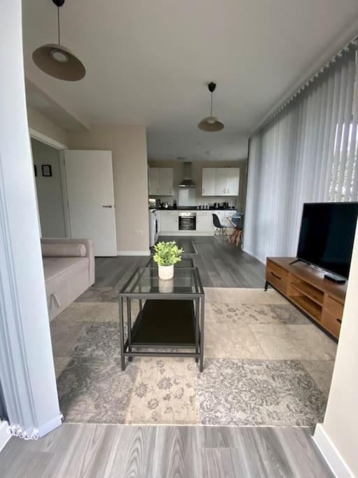 Modern 1-bedroom Close To City Airport