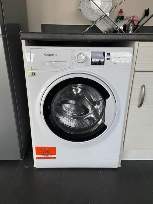 Modern 1-bedroom Close To City Airport Apartment *
