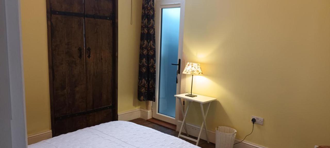 With Luxury Private Bathroom & Independent Entrance Near Tube Guest house *