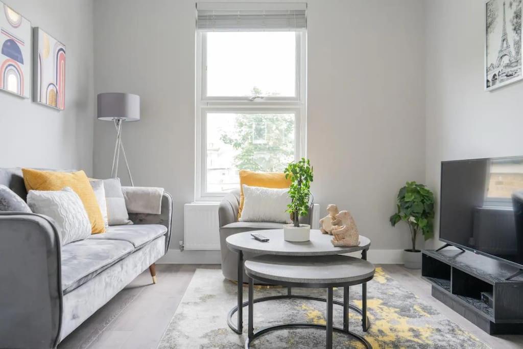 Stunning 3 Bed 3 Bath Townhouse In City Centre Ferienhaus
