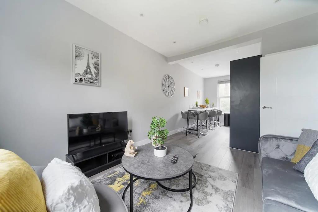 Stunning 3 Bed 3 Bath Townhouse In City Centre Ferienhaus *