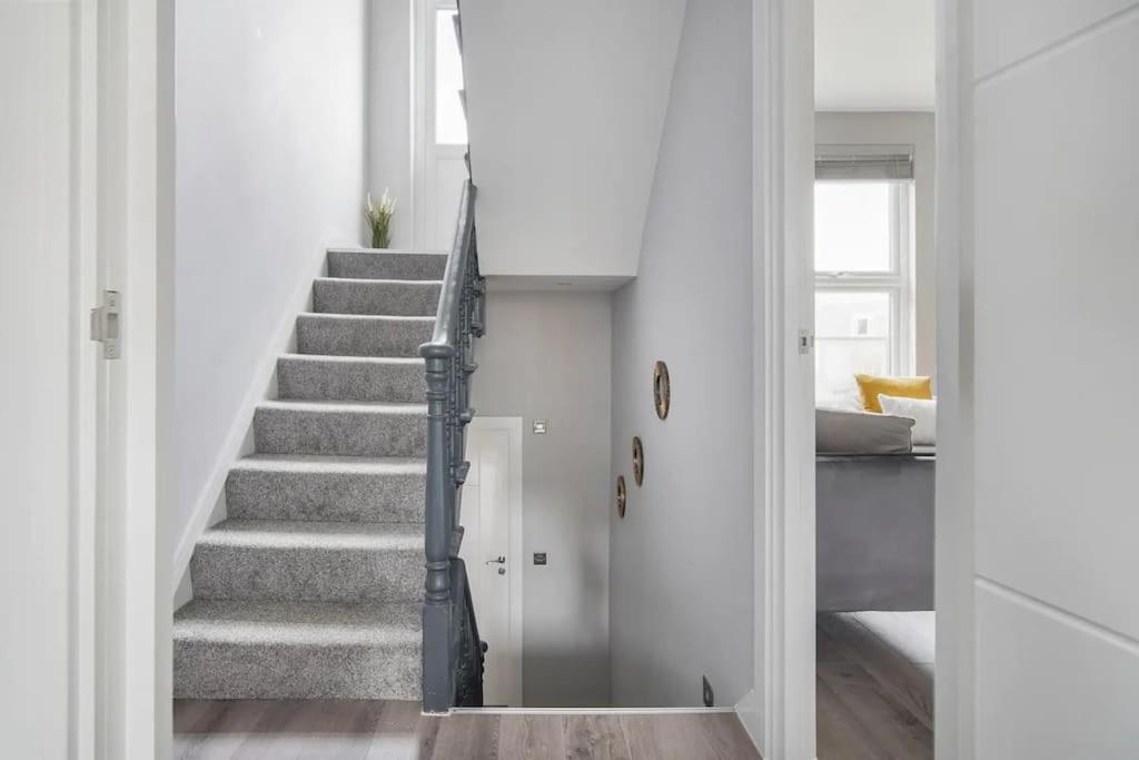 Stunning 3 Bed 3 Bath Townhouse In City Centre Ferienhaus London