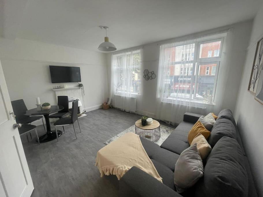 Lovable 2 Bedroom Flat On Tower Bridge * Londres