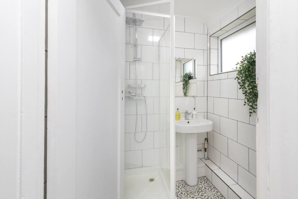 Modern - Accommodates 6 - Private Parking - 15min To Bridge, Eye And Charing Cross Apartamento