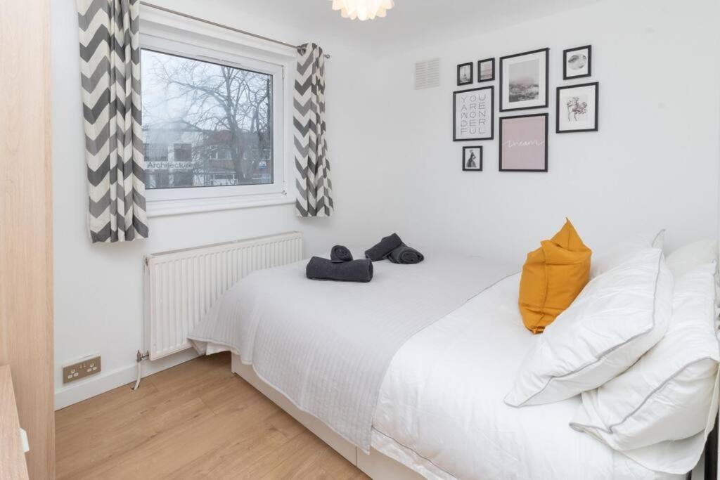 Apartamento Modern - Accommodates 6 - Private Parking - 15min To Bridge, Eye And Charing Cross