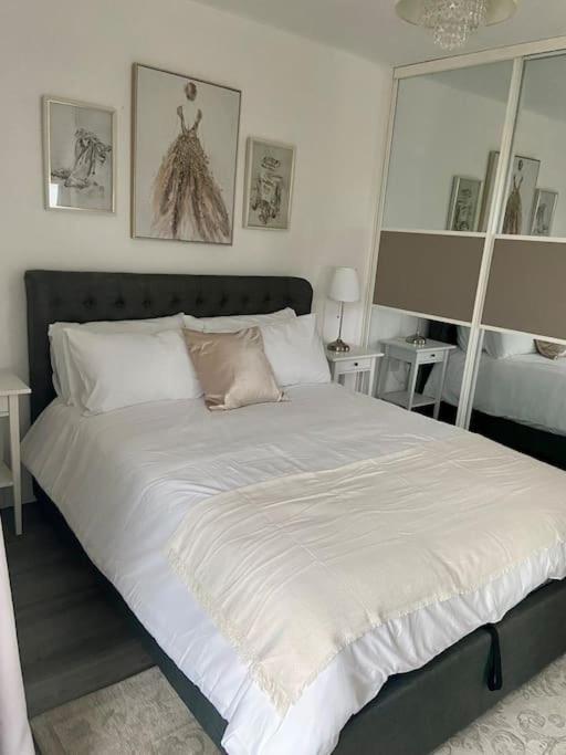 Modern 1-bedroom Close To City Airport Apartment London
