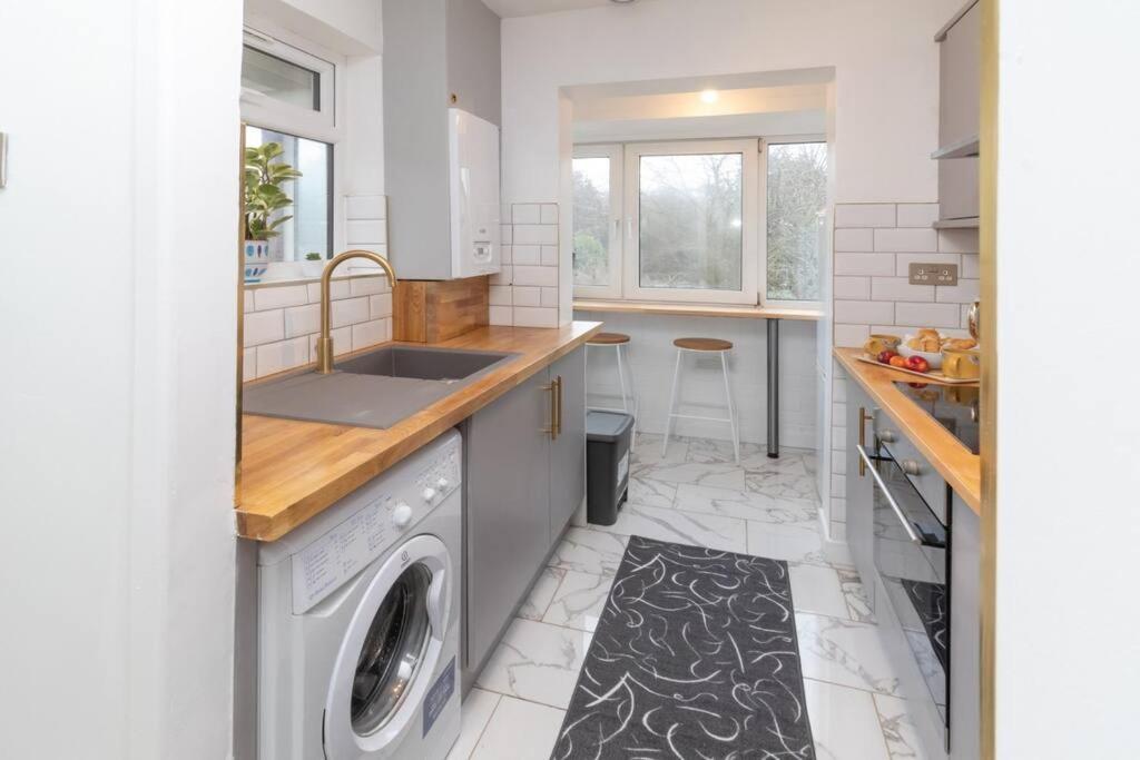 Modern - Accommodates 6 - Private Parking - 15min To Bridge, Eye And Charing Cross * Londres
