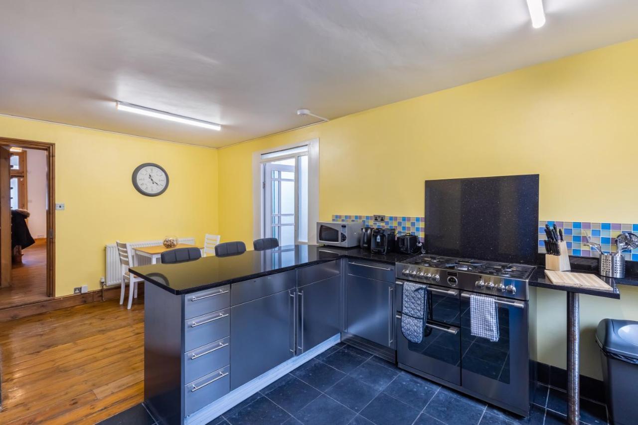 Spacious 5 Bedroom House With Garden + Parking - Amazing Location Holiday home *