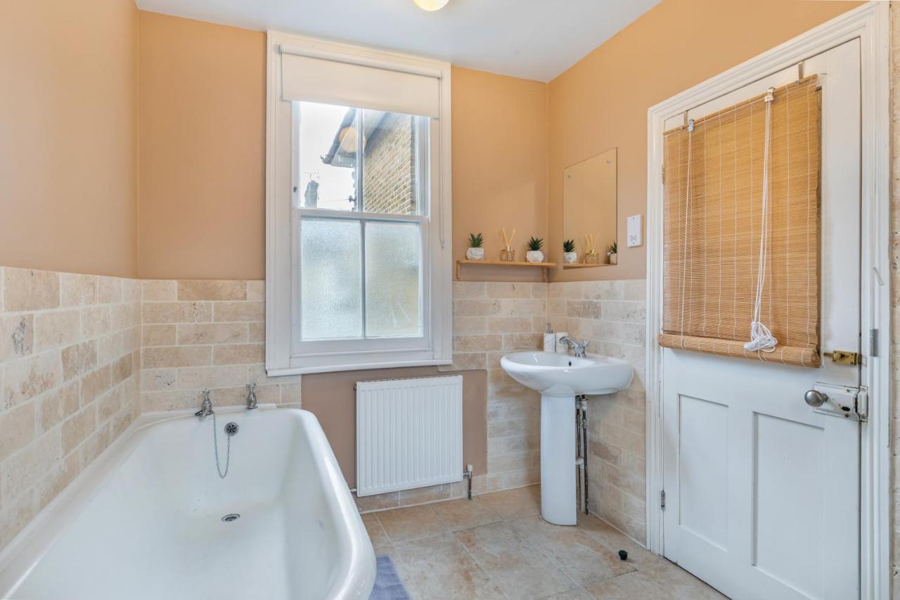 Holiday home Spacious 5 Bedroom House With Garden + Parking - Amazing Location *