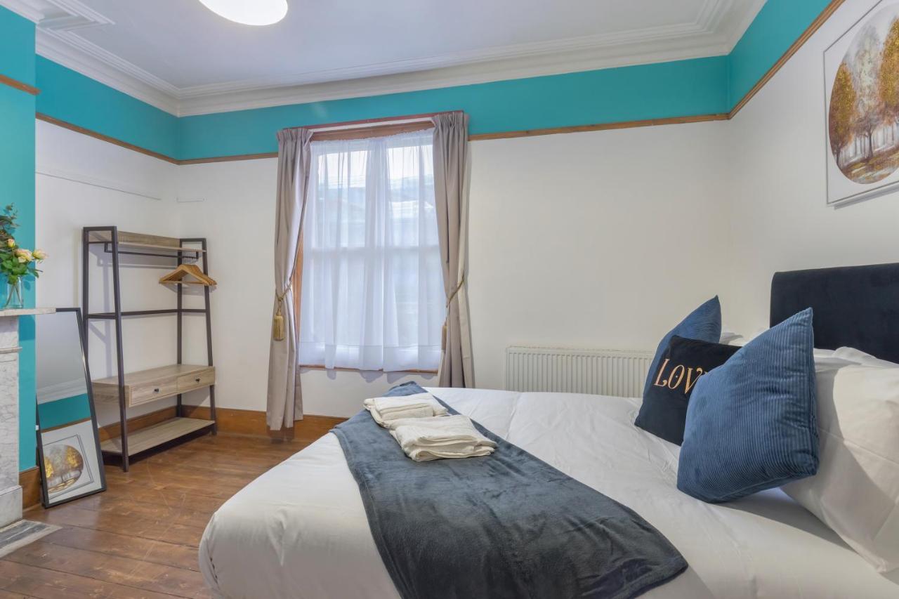 Holiday home Spacious 5 Bedroom House With Garden + Parking - Amazing Location *