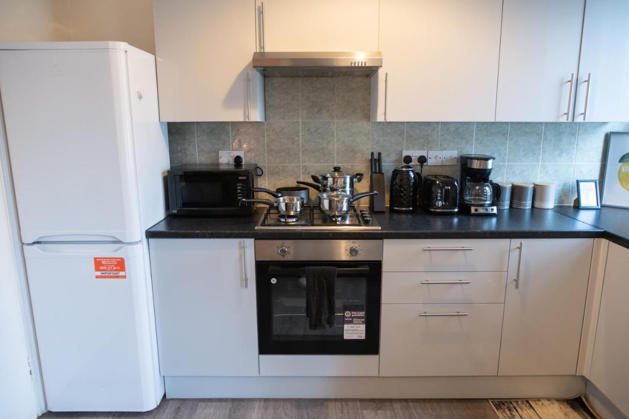 Apartment 4 Bedroom Flat With High Speed Wi-fi In North Acton, Ealing, West