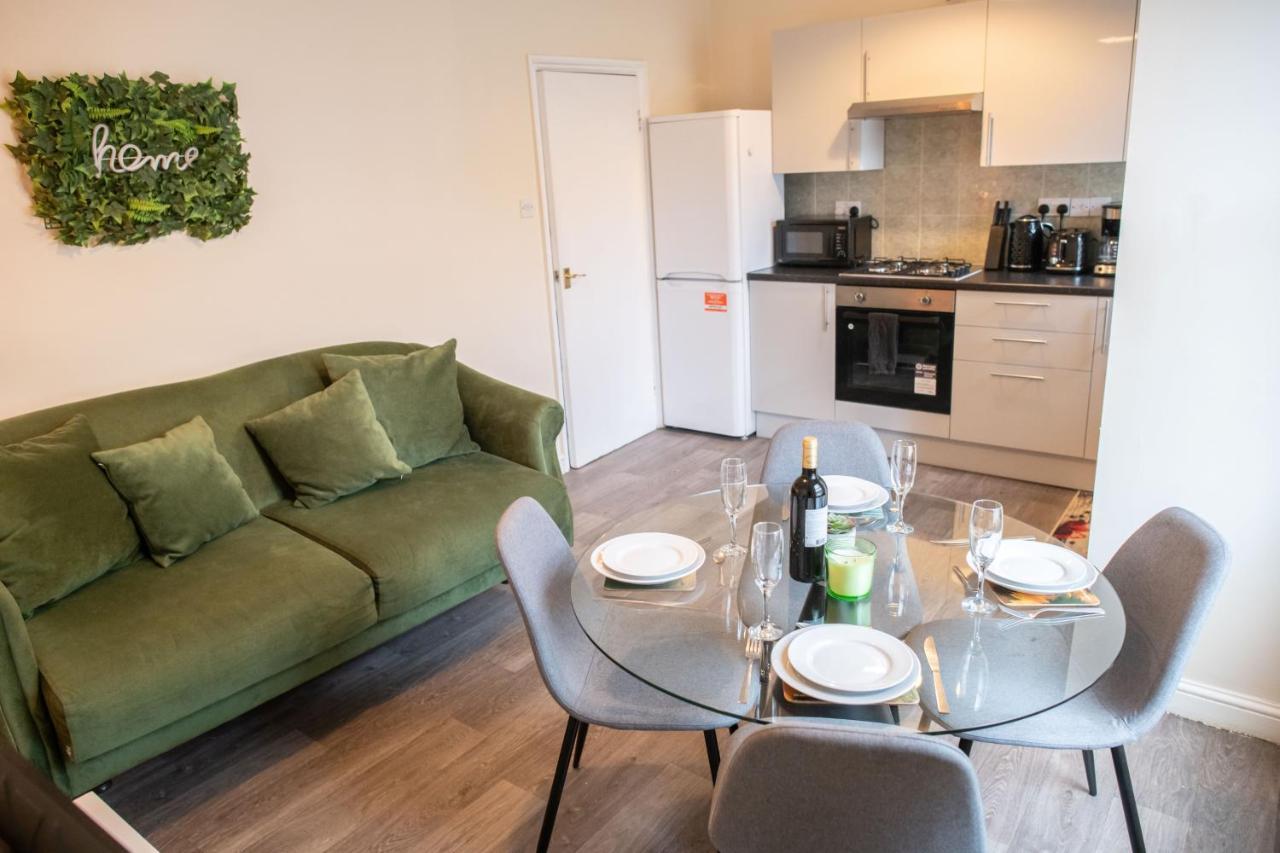 Apartment 4 Bedroom Flat With High Speed Wi-fi In North Acton, Ealing, West *