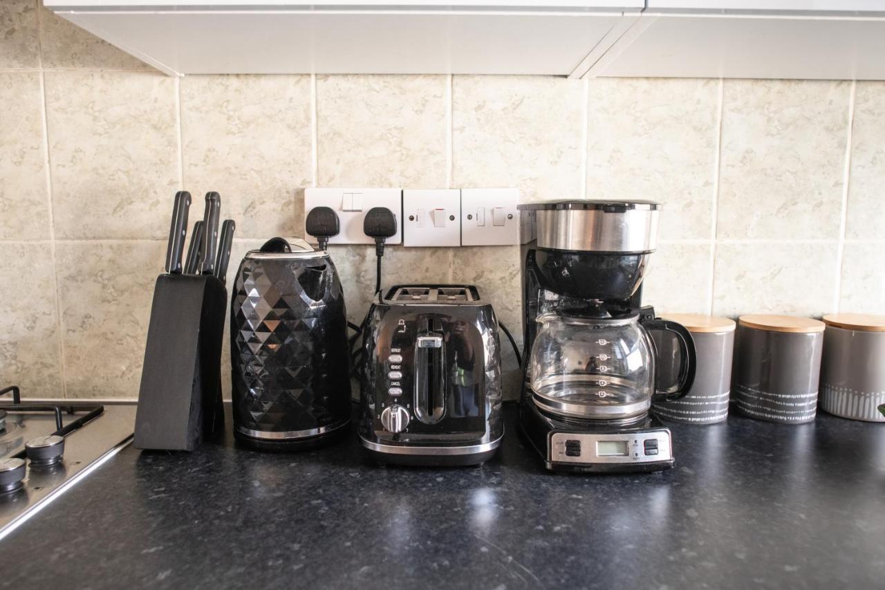 Apartment 4 Bedroom Flat With High Speed Wi-fi In North Acton, Ealing, West London