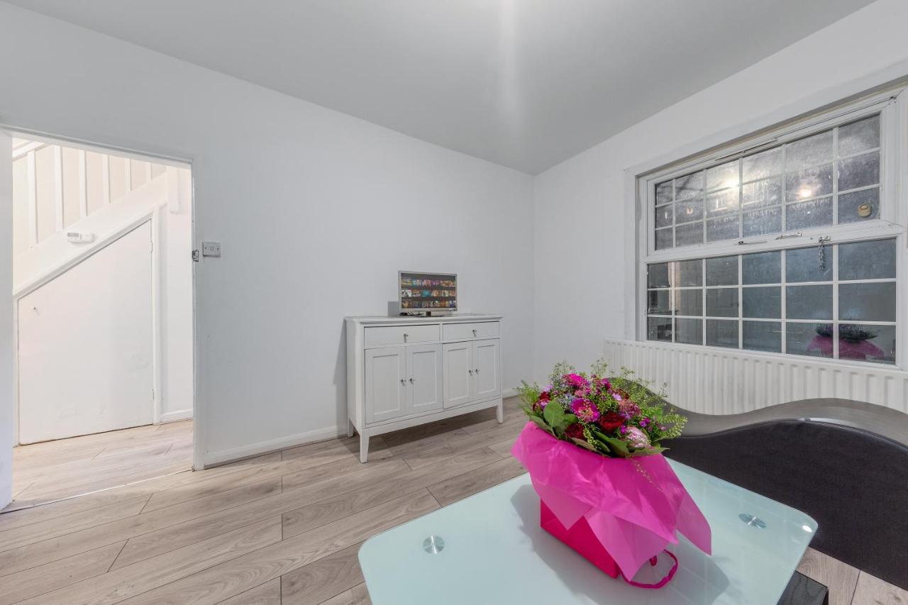 Spacious And Stylish - East Acton Apartment