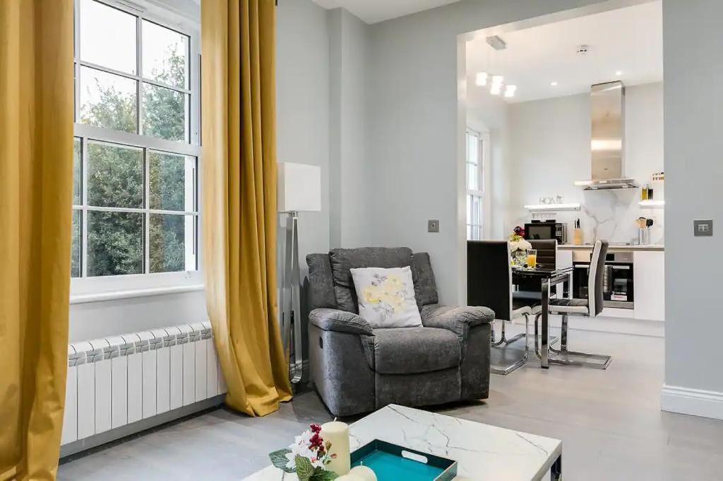 Modern 3 And 2 Bedroom Flat In Central With Installed Ac * Londen