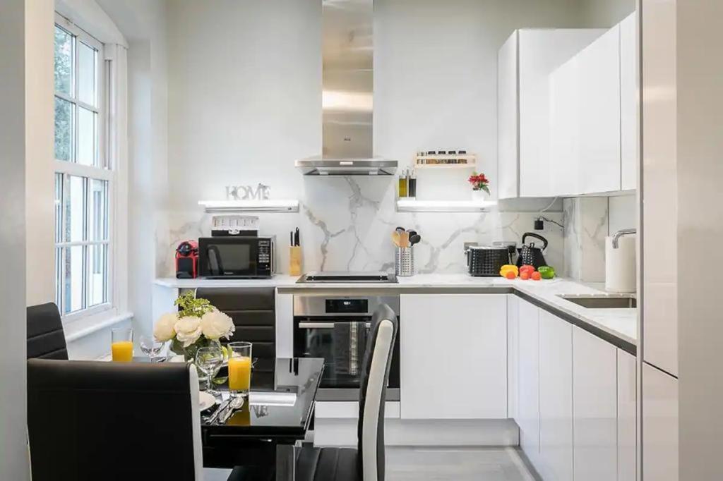 Modern 3 And 2 Bedroom Flat In Central With Installed Ac Appartement Londen